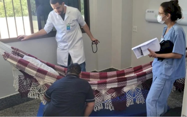 Hospital adapta leito com uso de rede para receber indígena Avá-Canoeiro